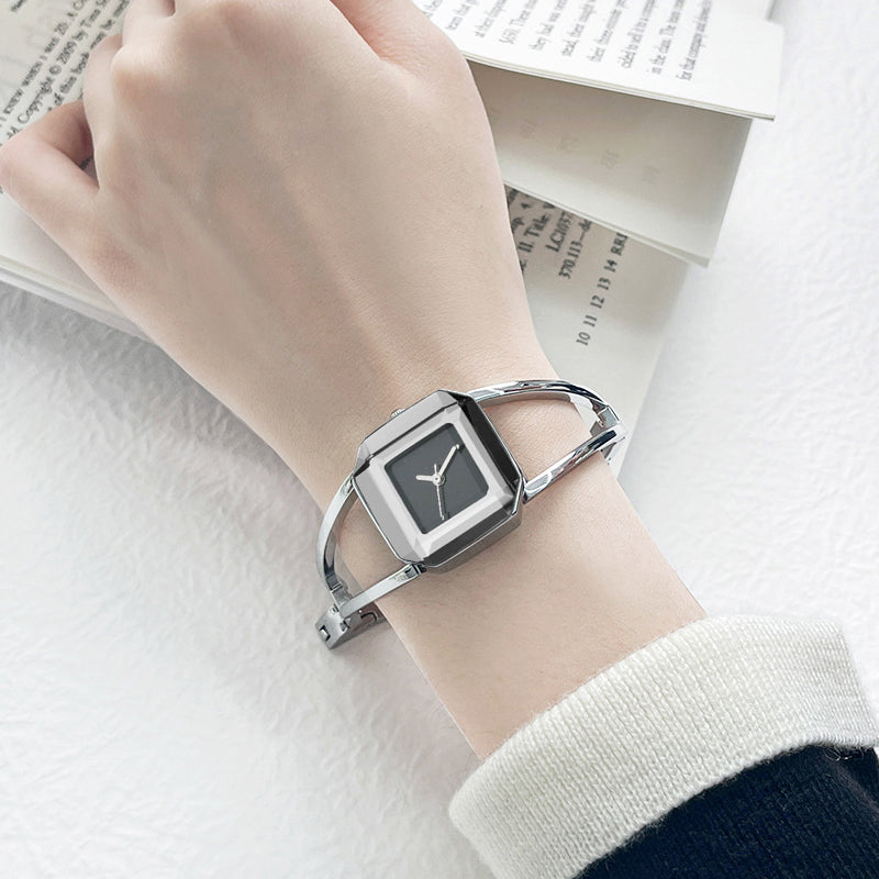 ✨Nyinkommet 50% rabatt✨Minimalistisk kvartsklocka med fyrkantig urtavla⌚️Smalt fodral, rena index, tyst och lyxigt för vardagen