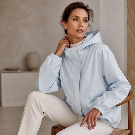 Coupe-vent court et léger pour femme